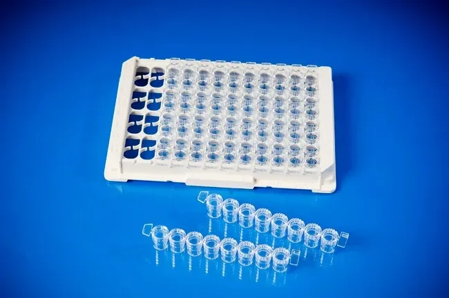 Thermo Fisher Scientific 95029390 — Коробка из 50 съемных прозрачных модулей Immuno, круглая, с плоским дном (F-образная лунка)